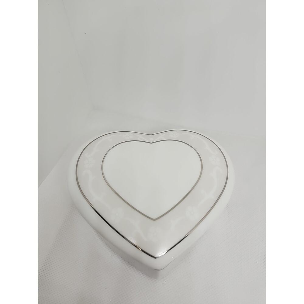 Wedgwood Icing White Heart Shaped Bone China Trinket Box 4.5"